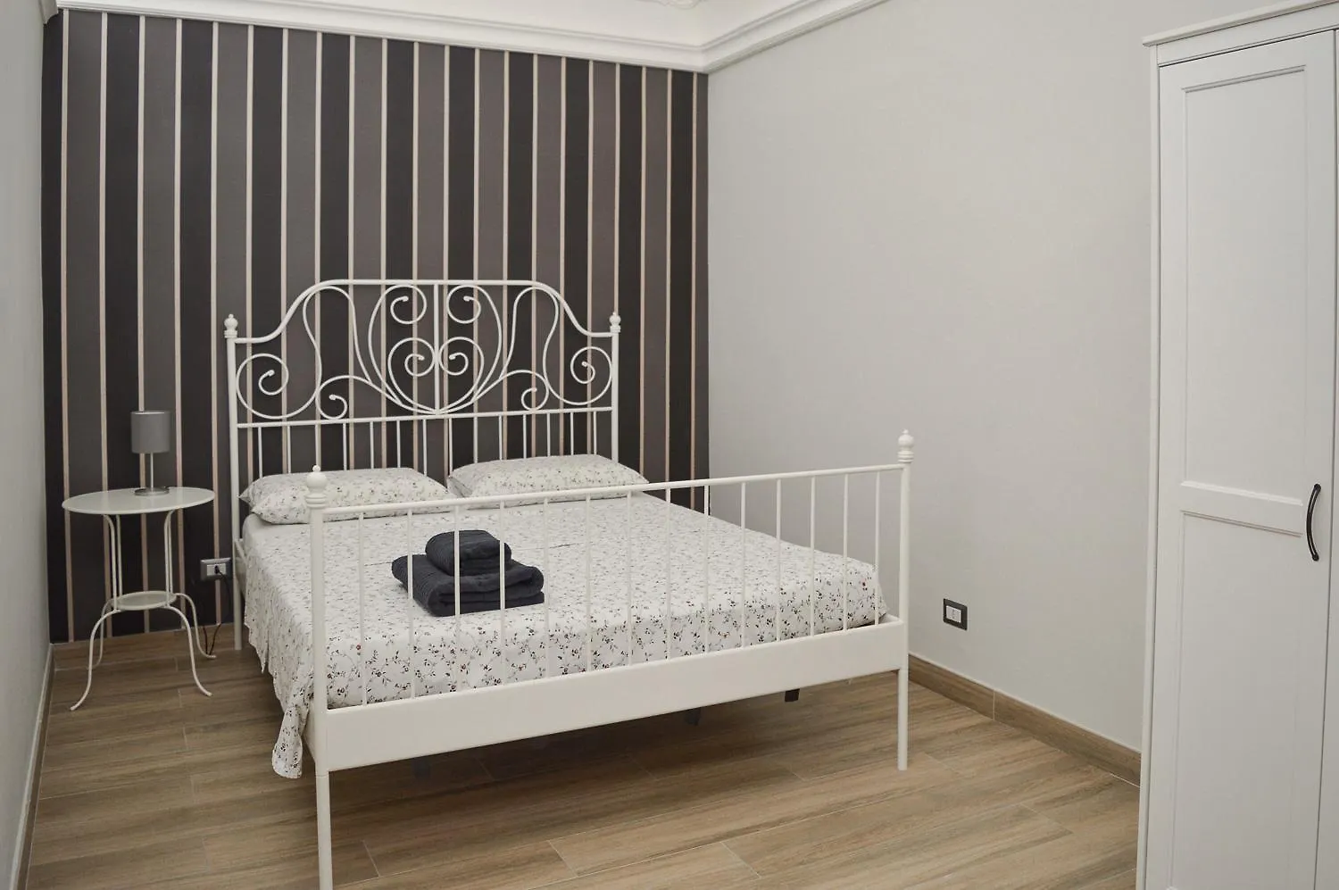 Emanuele Room Catania 0*,
